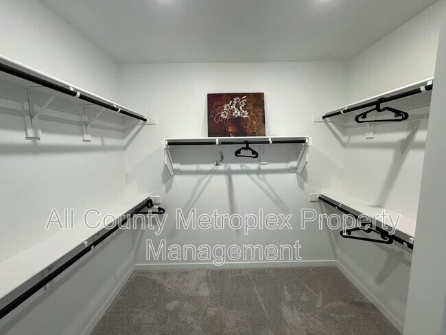 Foto del edificio - 229 Invermore Dr