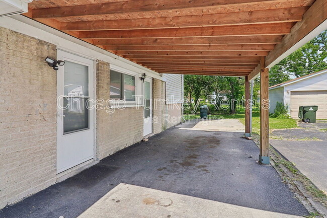 Building Photo - 16538 Park Ave