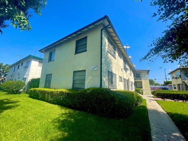 Building Photo - 12249 Vanowen St