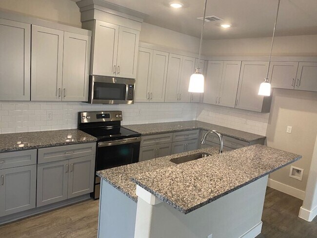 Building Photo - 4/2.5/2 - GREAT LOCATION near downtown and...