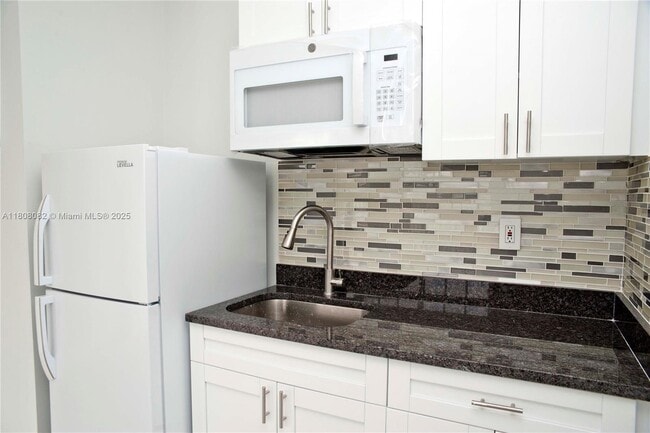 Building Photo - 4105 N Ocean Dr
