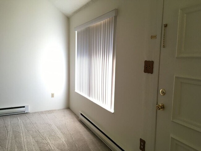 Building Photo - Quiet Condo for Rent