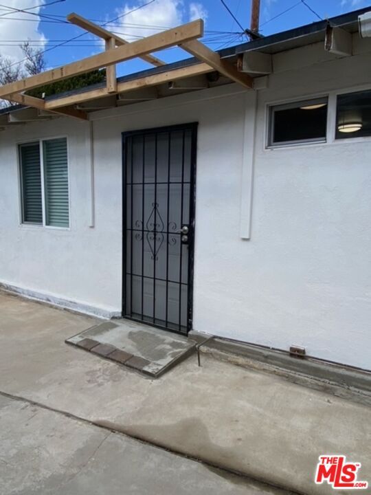 Building Photo - 312 E Victoria Ave