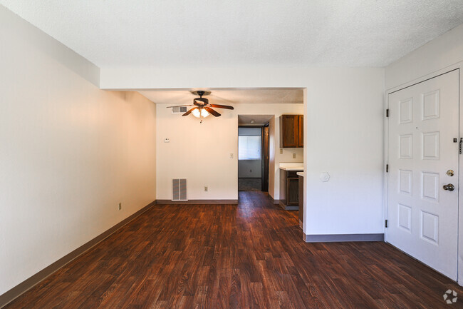 1BR, 1BA - 685SF - Living Room - Villa West Apartments