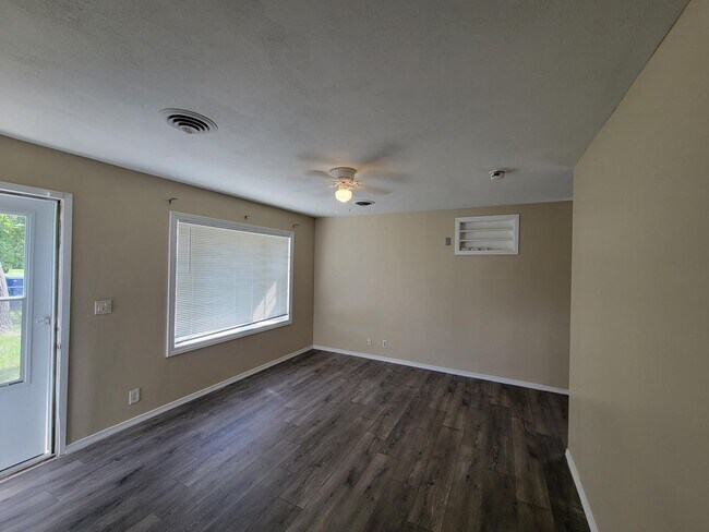 Foto del edificio - 3-bedroom house available now