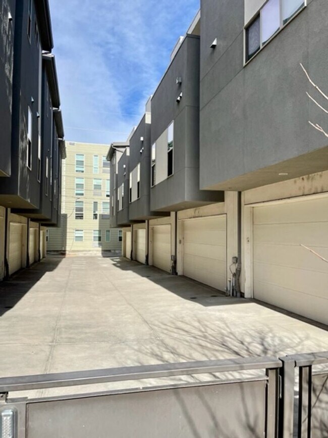 Building Photo - Contemporary Townhome Near Downtown