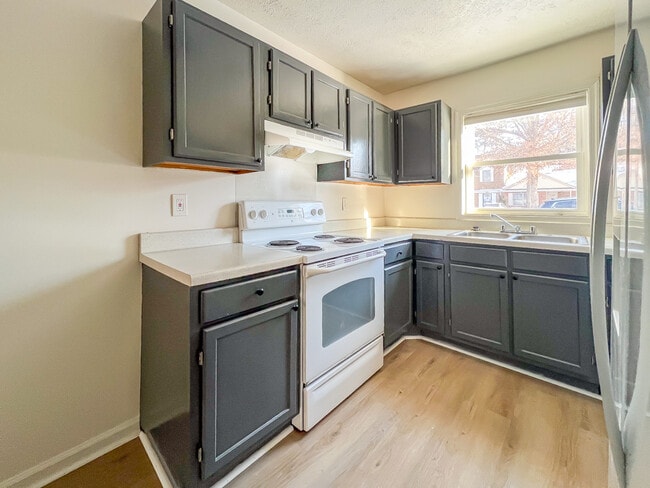 Building Photo - 22 Fox Hill Dr