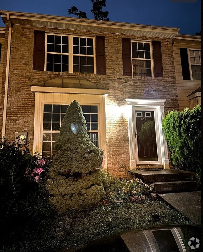 Building Photo - 651 Stonewall Dr