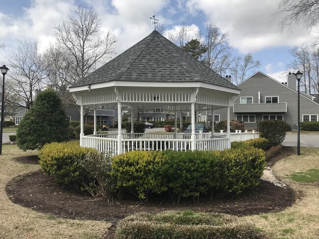 Building Photo - 2 Bedroom, 1 Bath, Unfurnished Condo in Sterling Village!