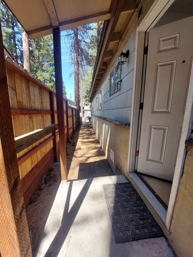 Building Photo - 2 Bedroom near Stateline