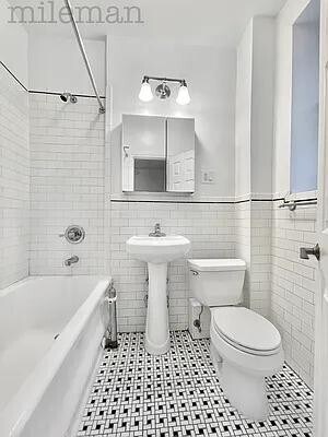 Foto del edificio - 305 W 45th St