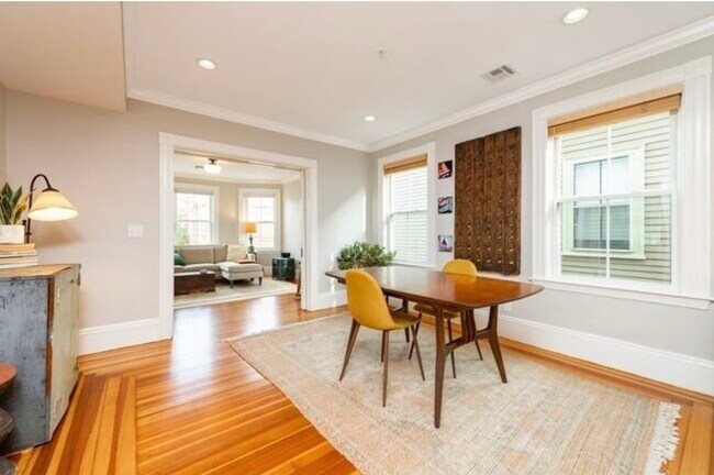 Building Photo - 6 Bentley St