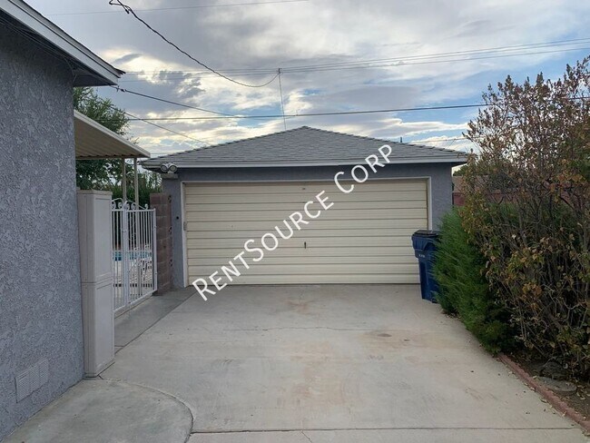 Foto del edificio - 44415 Lowtree Ave