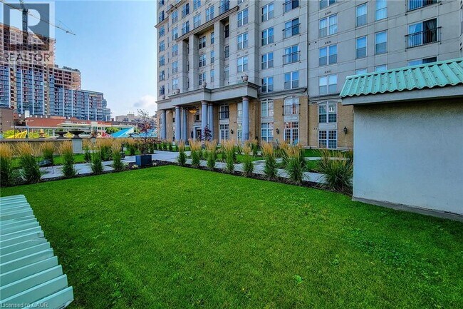 Building Photo - 135 James St S