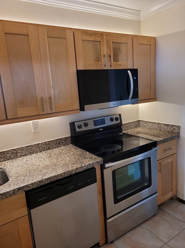 Cocina - 20400 W Country Club Dr