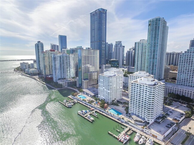 Foto del edificio - 825 Brickell Bay Dr