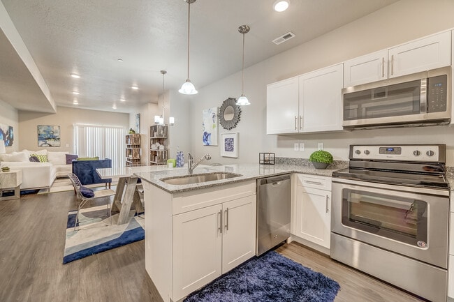 Building Photo - 659 E 180 N