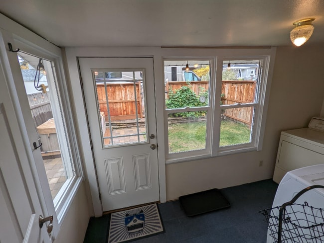 Building Photo - 1033 12th Ave