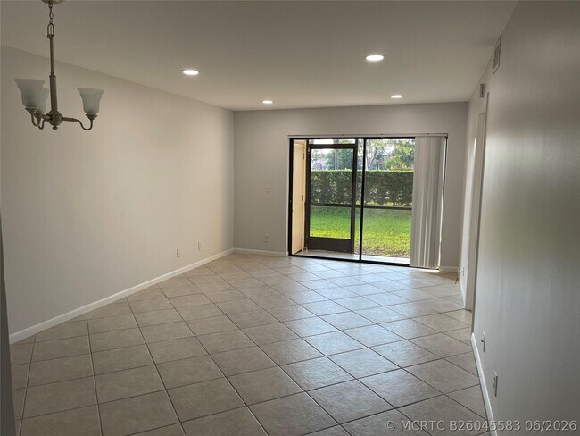Foto del edificio - 6549 Somerset Dr