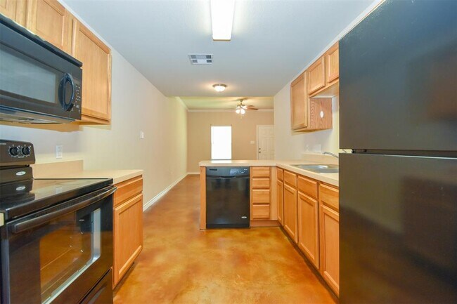 Building Photo - 810 Maple Ave