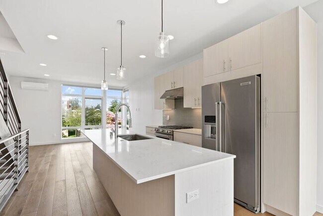 Building Photo - Stunning Built Green Alki Townhome w/ Roof...