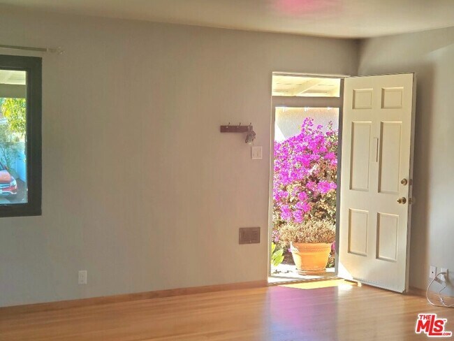 Building Photo - 8824 Glider Ave