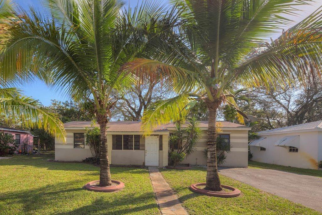Foto principal - 640 NE 137th St