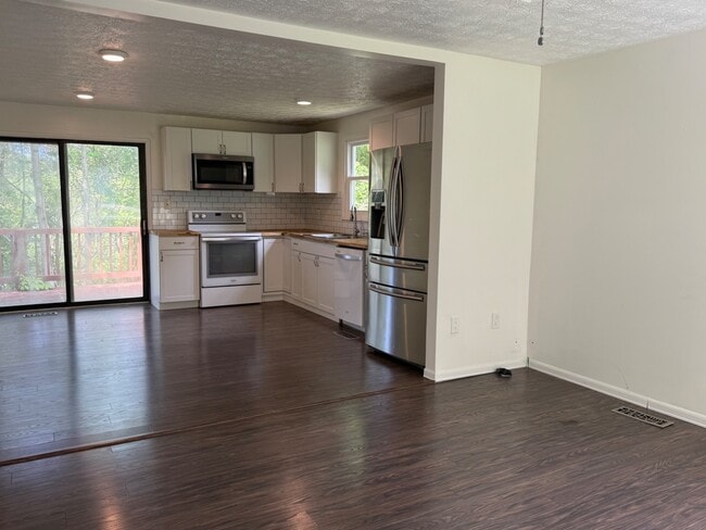 Building Photo - 118 Rhody Dr
