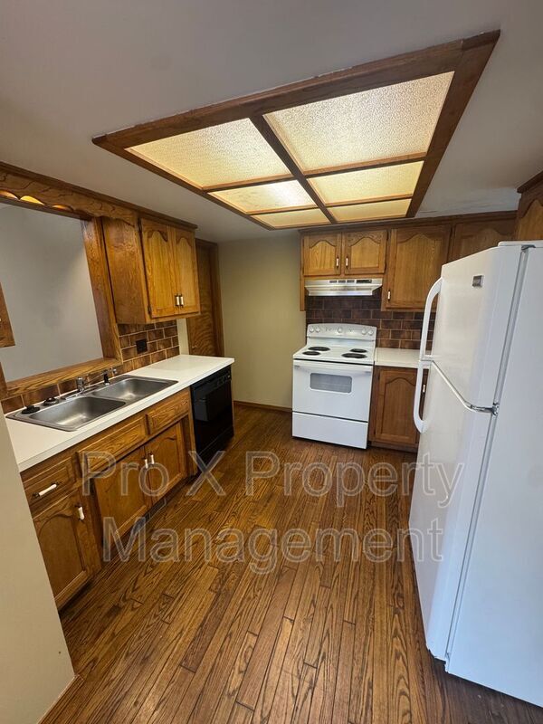 Building Photo - 510 E Elm St