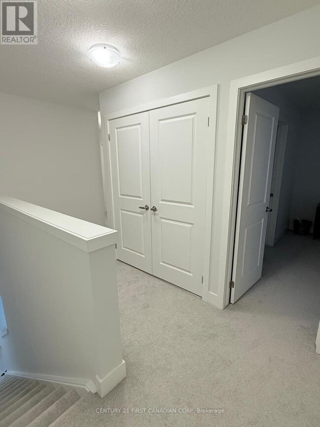 Building Photo - 925 Deveron Crescent