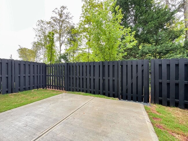 Building Photo - Experience Luxury Living: Stunning 3-Bed T...