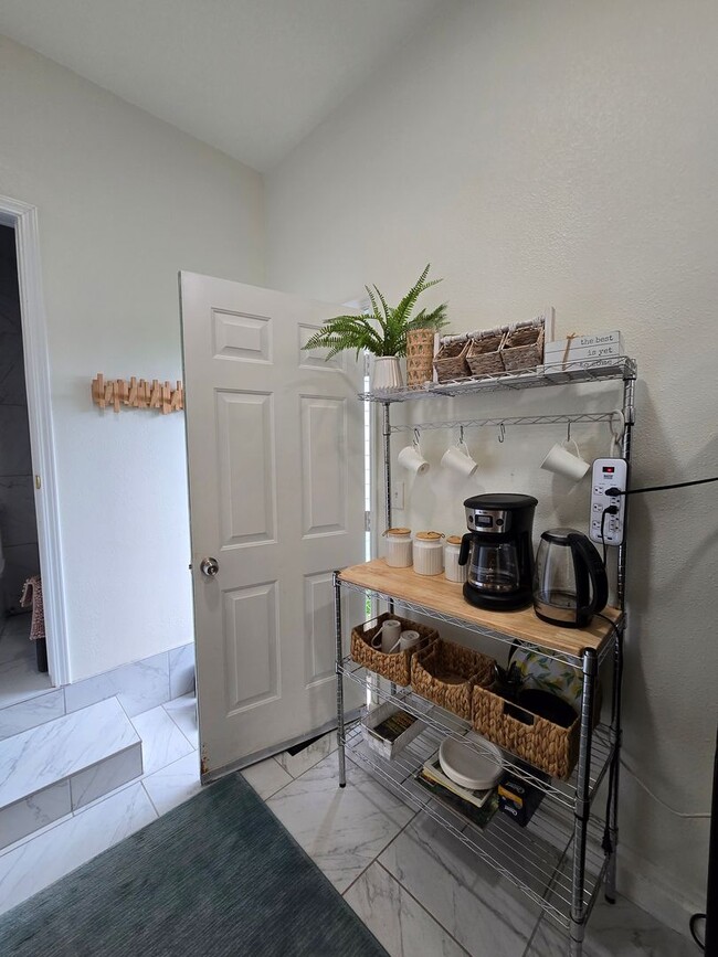 Building Photo - Fully Furnished Studio Near Hammond Trail ...