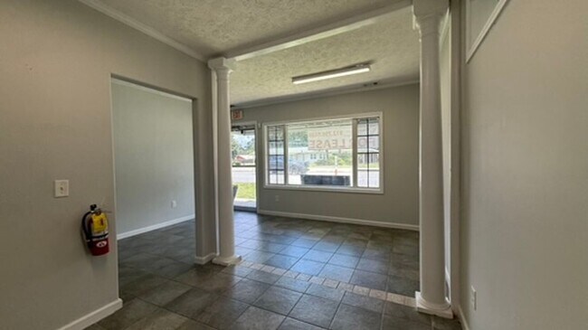 Foto del edificio - Commercial Office Space in Historic Richmond Hill