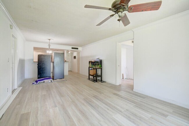 Building Photo - Listing 1