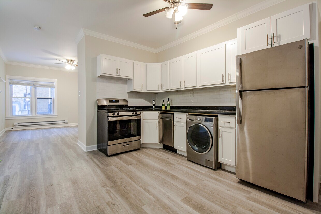 Primary Photo - 730 W Roscoe St