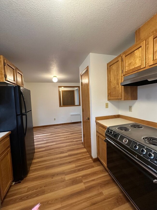 Building Photo - Updated SW Bend Home with Large Backyard!