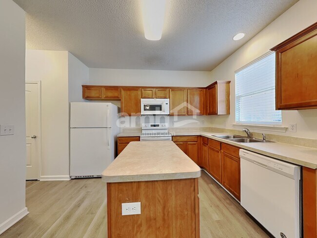 Building Photo - 6004 Glen Way Dr