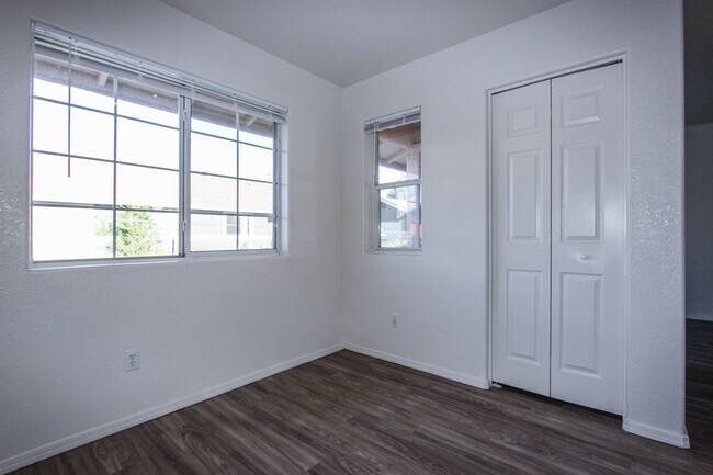 Foto del edificio - 8100 E Lakeshore Dr