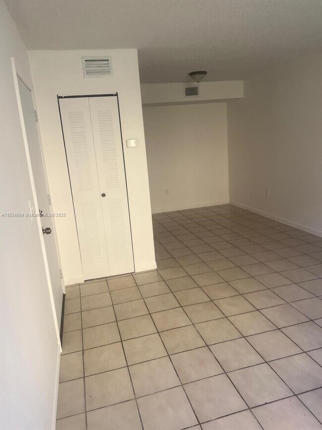 Foto del edificio - 686 NW 114th Ave