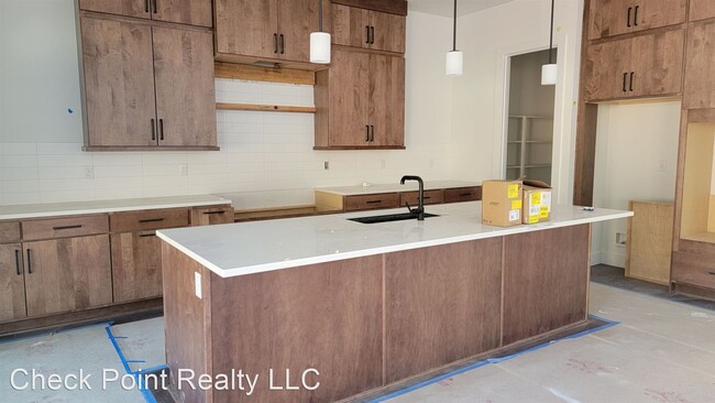 Building Photo - 5 br, 3.5 bath House - 2730 Dahlia Drive