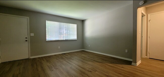 Foto del edificio - 3006-3008 Creekview Circle