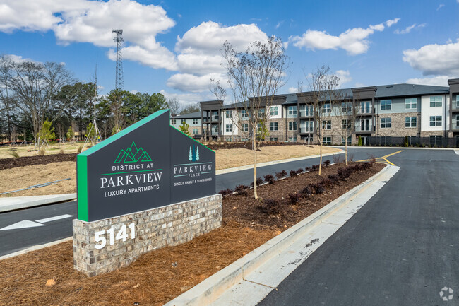 Entrada principal de la propiedad - District at Parkview