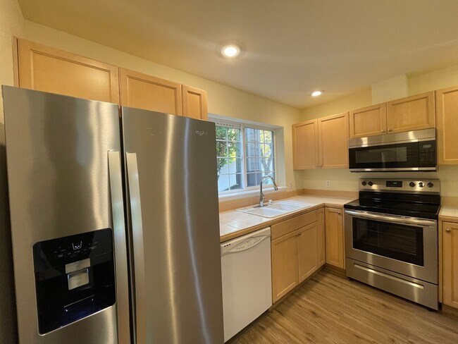 Foto del edificio - Sammamish - 3 BR, 2 BTH ground floor condo...