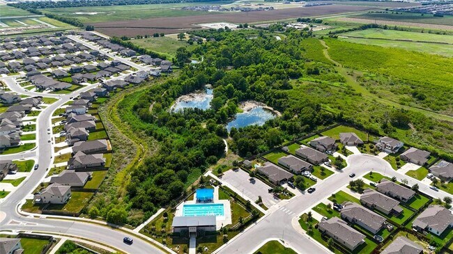 Foto del edificio - 112 Silver Springs Bend