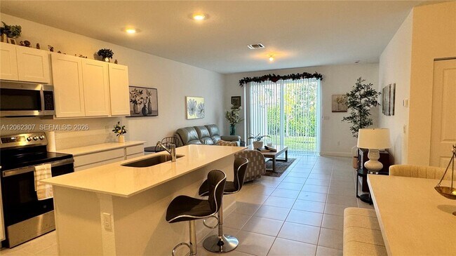 Building Photo - 401 SE Crossoak Ln