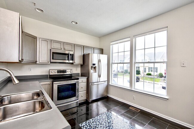 Foto del edificio - Modern Comfort Meets Everyday Convenience in this Stunning Forest Hill Townhome with 3 Beds & 3.5...