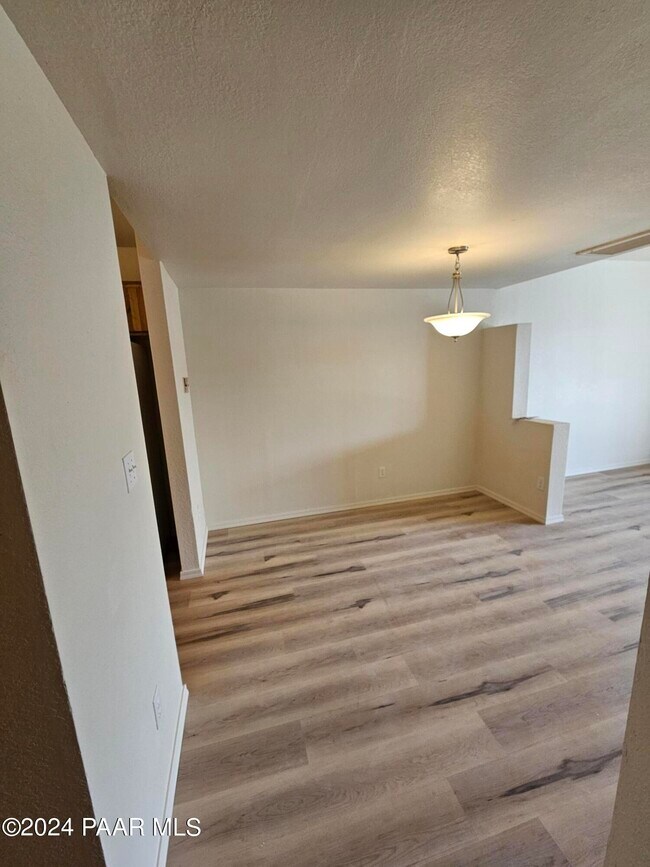 Building Photo - 3160 N Navajo Dr