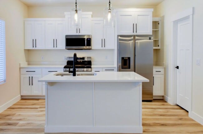 Building Photo - 2875 W Cody Dr
