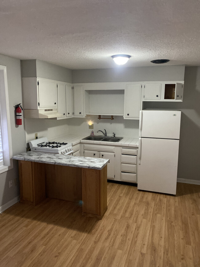 Kitchen - 188 N East St