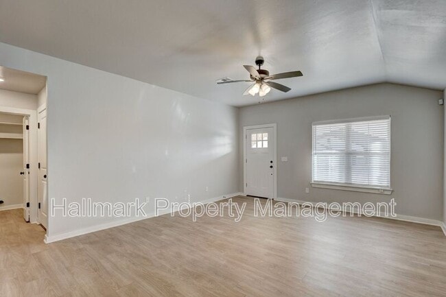 Foto del edificio - 719 Ivy Ln